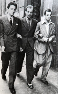 Federico FELLINI, Rinaldo GELENG e Ruggero MACCARI – all'uscita dalla redazione del “MARCO AURELIO” – Roma 1939. 
